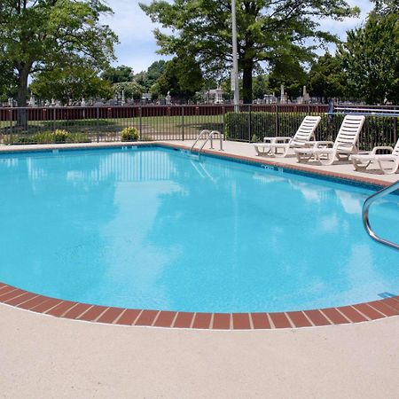 Quality Inn & Suites Olde Town Портсмът Екстериор снимка