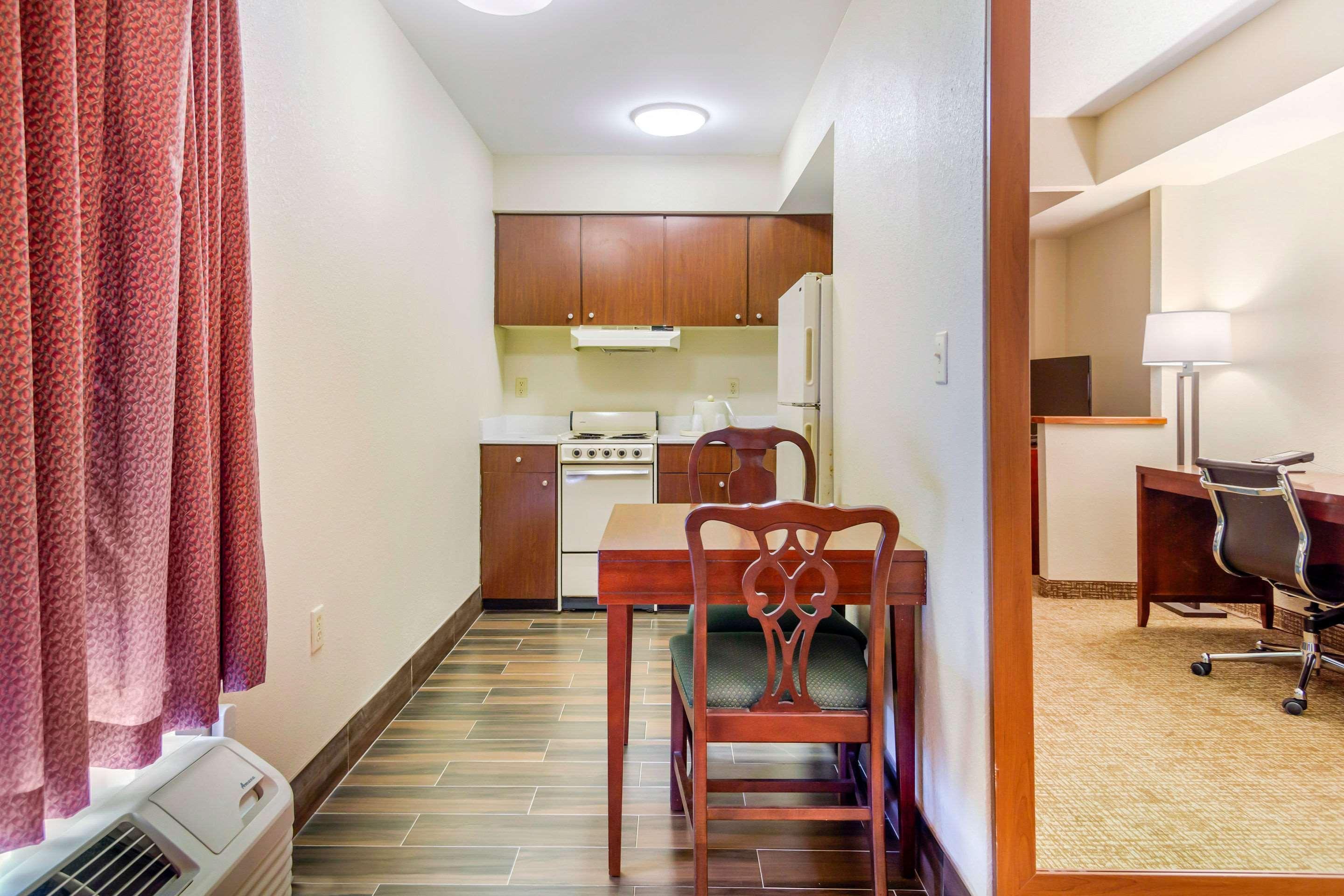 Quality Inn & Suites Olde Town Портсмът Екстериор снимка