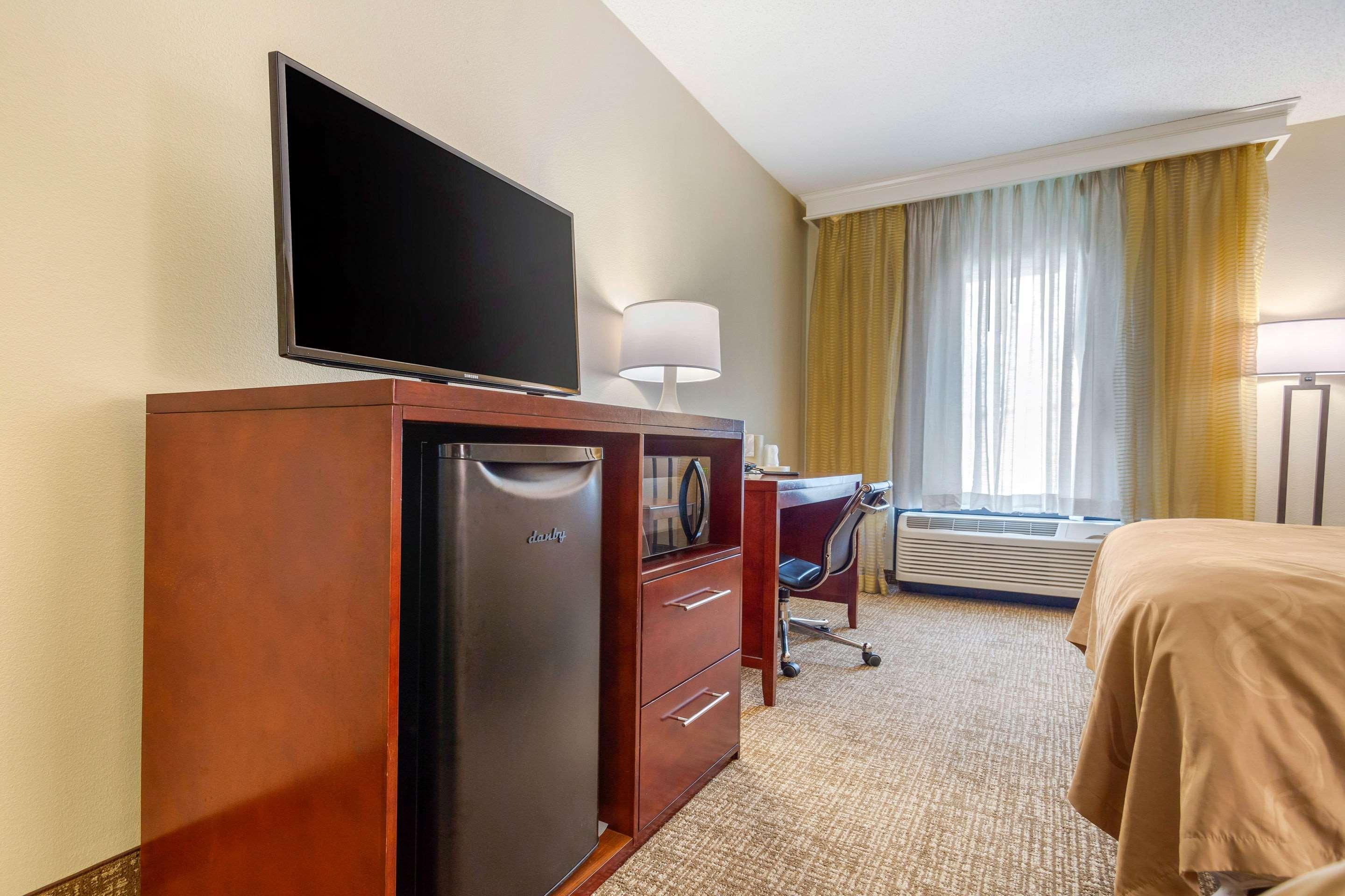Quality Inn & Suites Olde Town Портсмът Екстериор снимка