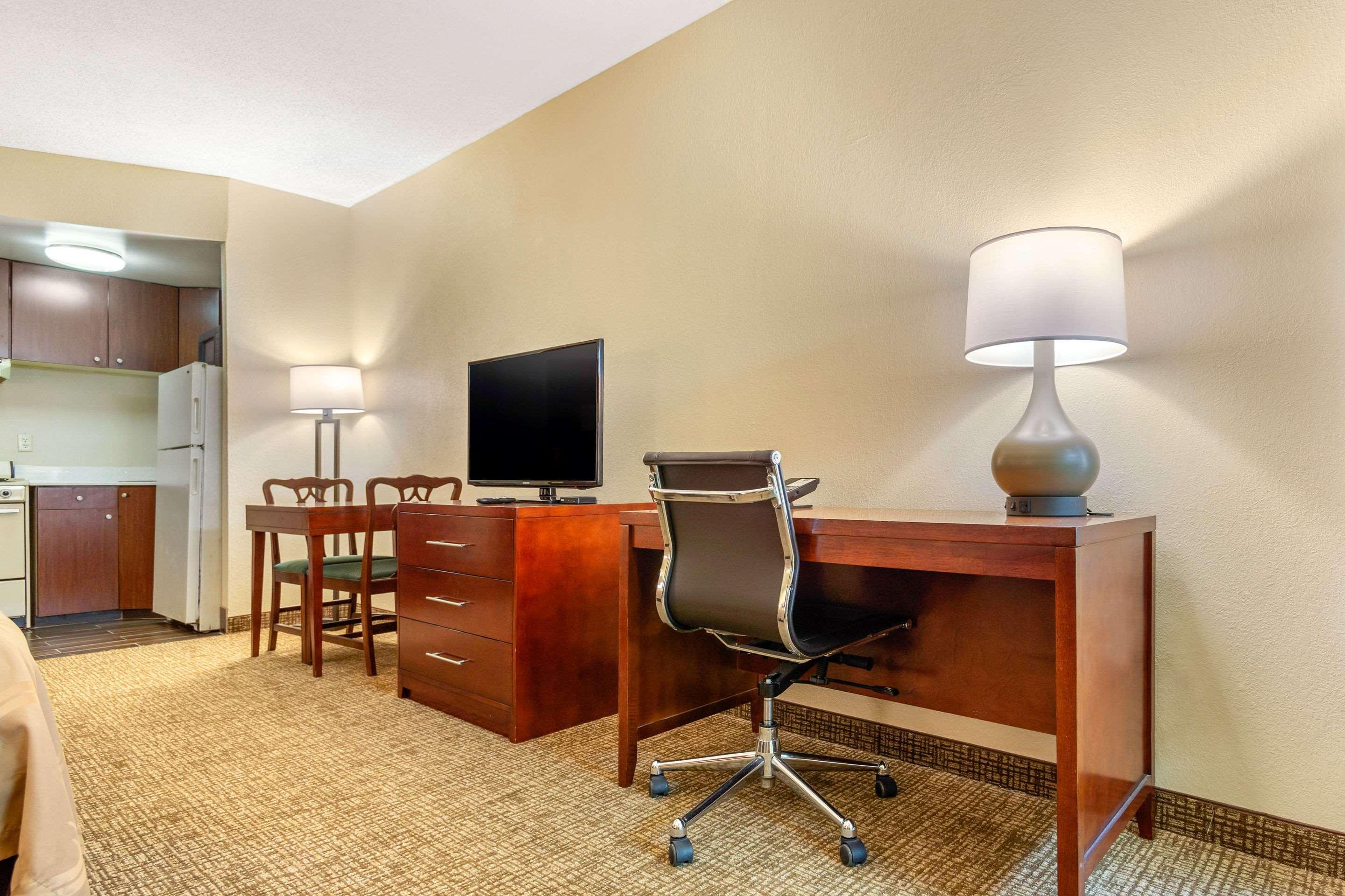Quality Inn & Suites Olde Town Портсмът Екстериор снимка