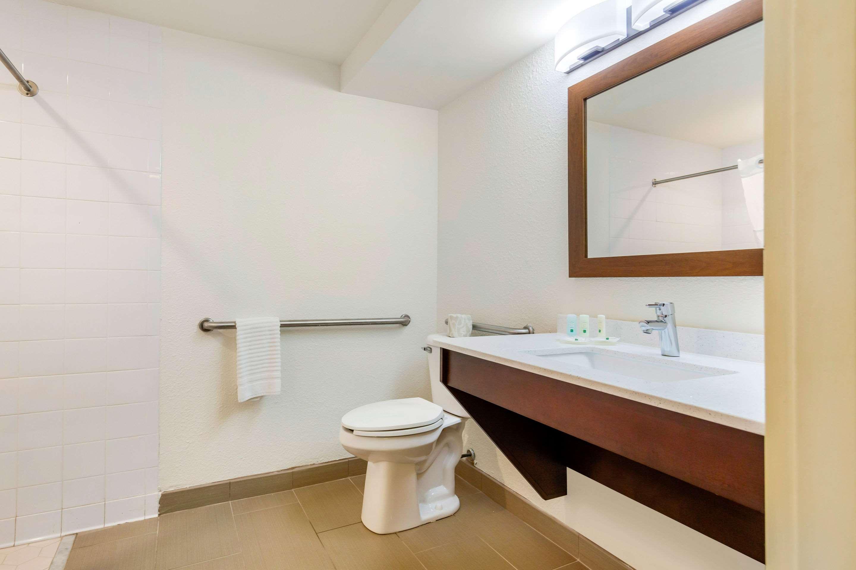 Quality Inn & Suites Olde Town Портсмът Екстериор снимка