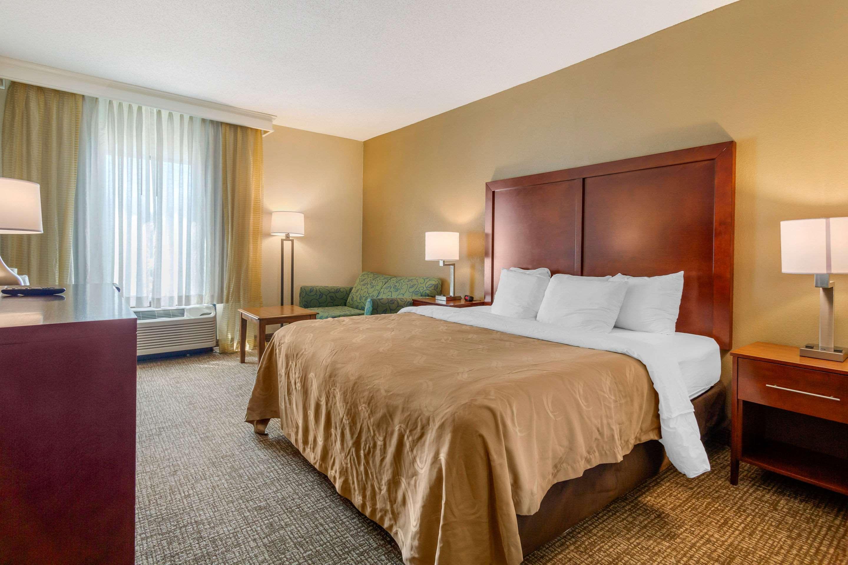 Quality Inn & Suites Olde Town Портсмът Екстериор снимка
