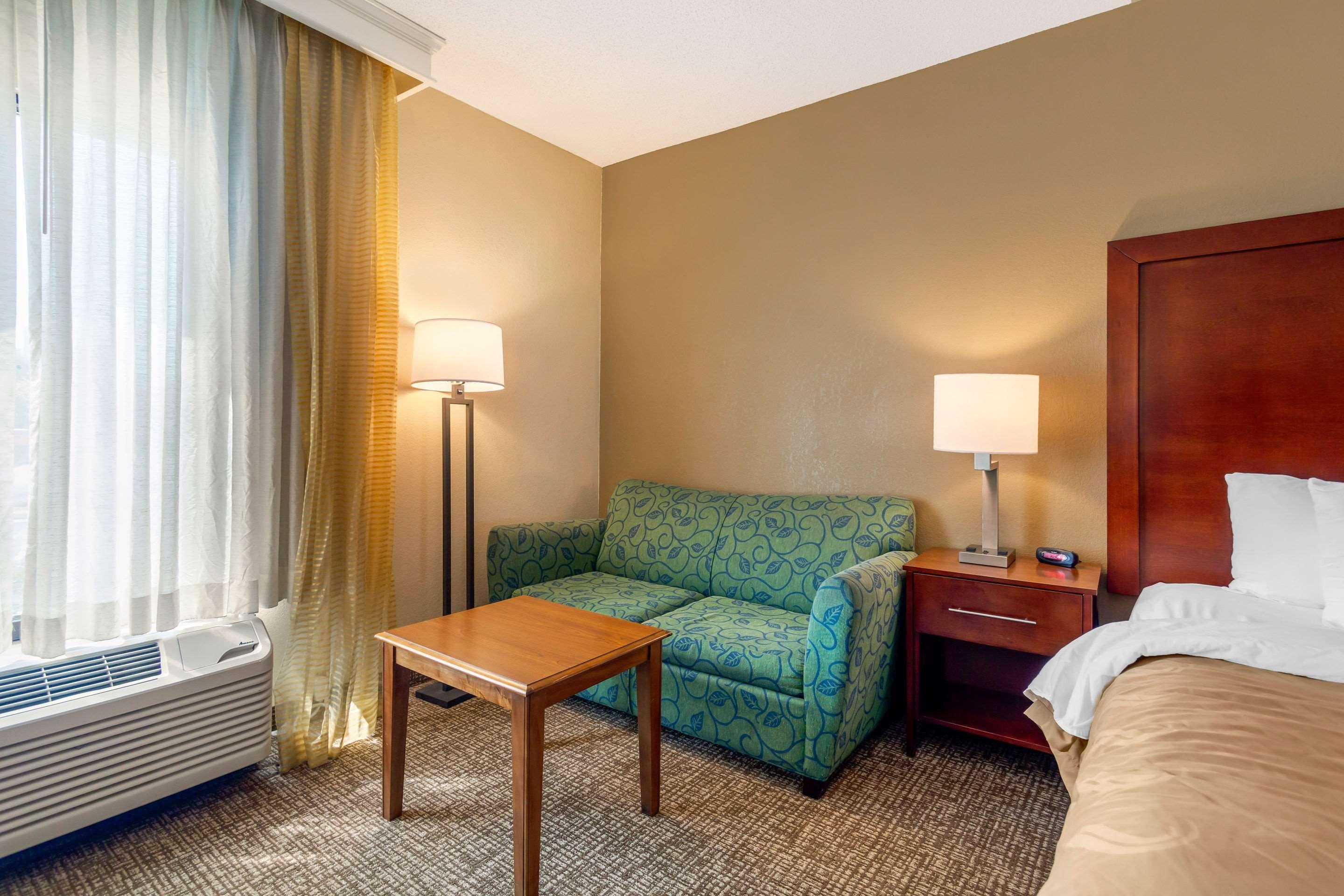 Quality Inn & Suites Olde Town Портсмът Екстериор снимка