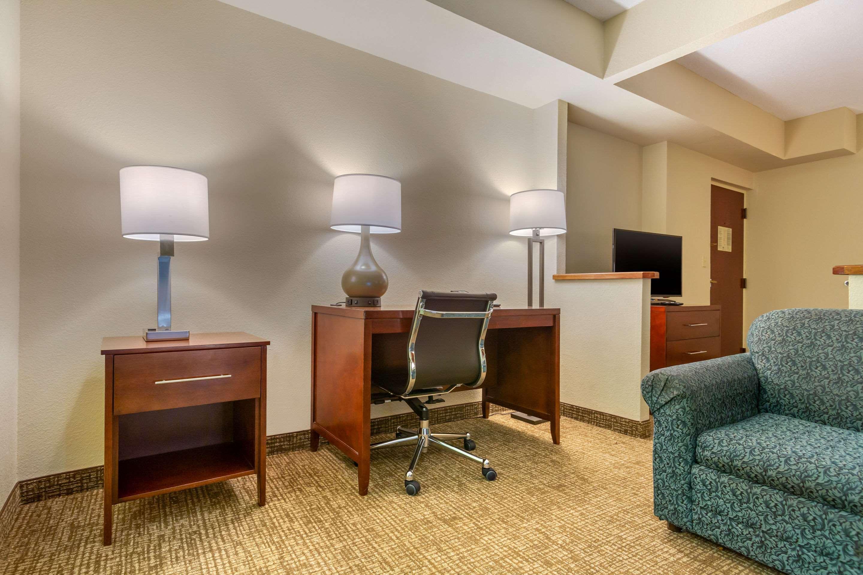 Quality Inn & Suites Olde Town Портсмът Екстериор снимка