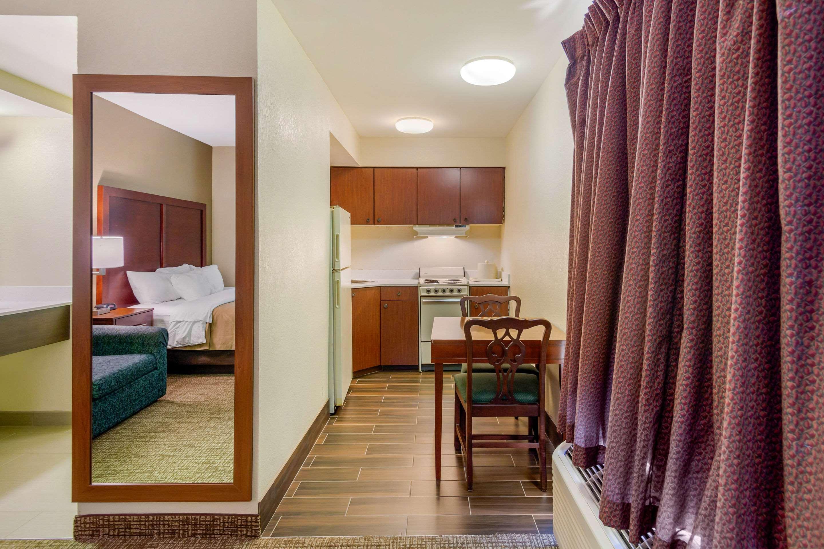 Quality Inn & Suites Olde Town Портсмът Екстериор снимка