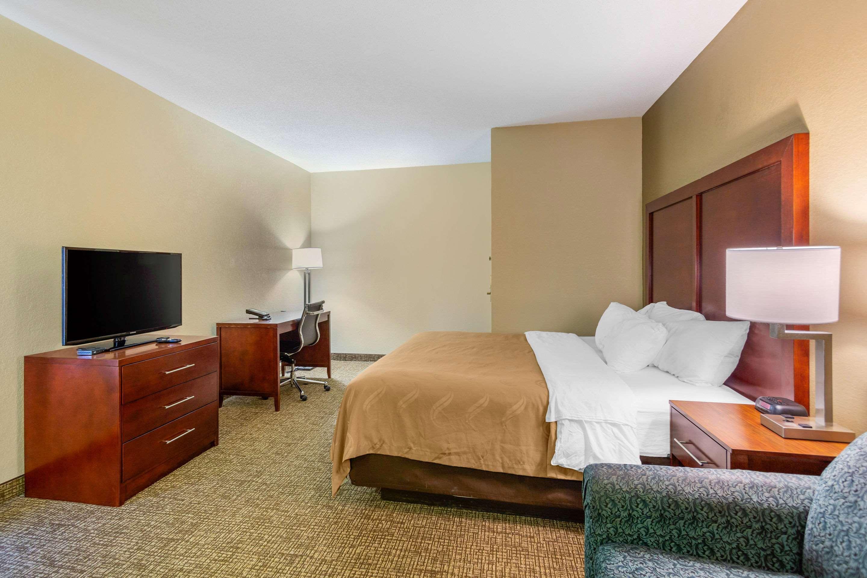 Quality Inn & Suites Olde Town Портсмът Екстериор снимка