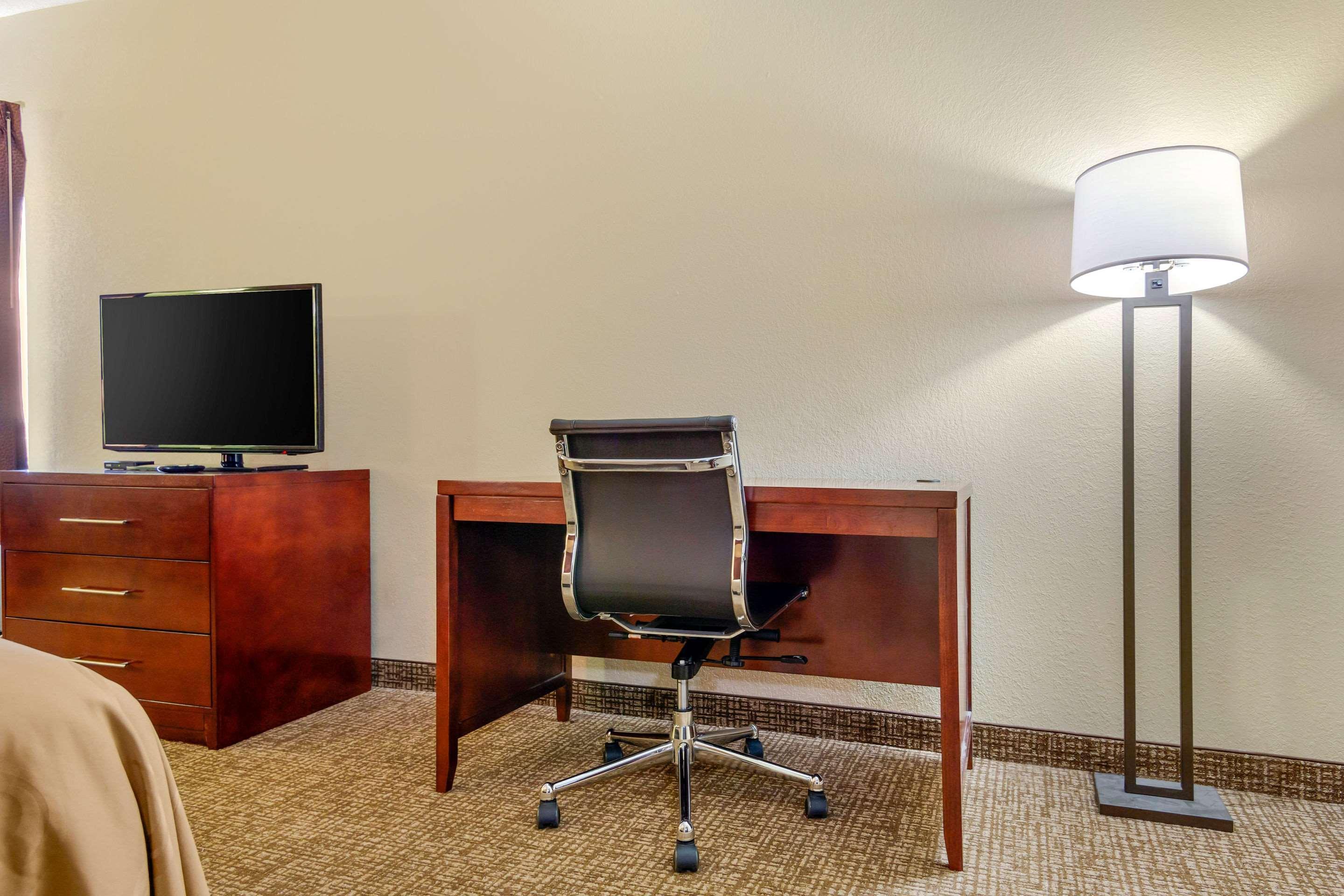 Quality Inn & Suites Olde Town Портсмът Екстериор снимка