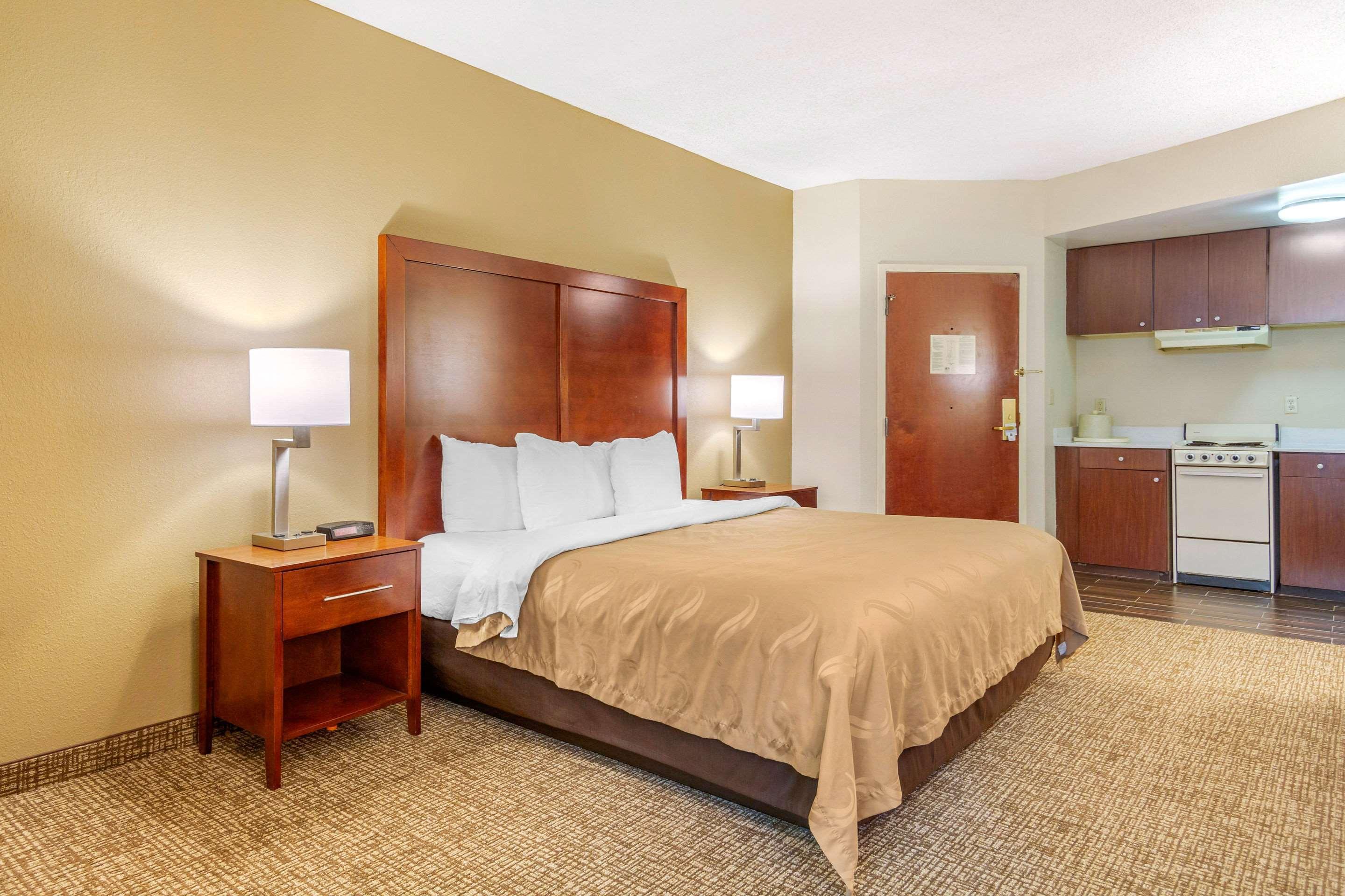 Quality Inn & Suites Olde Town Портсмът Екстериор снимка