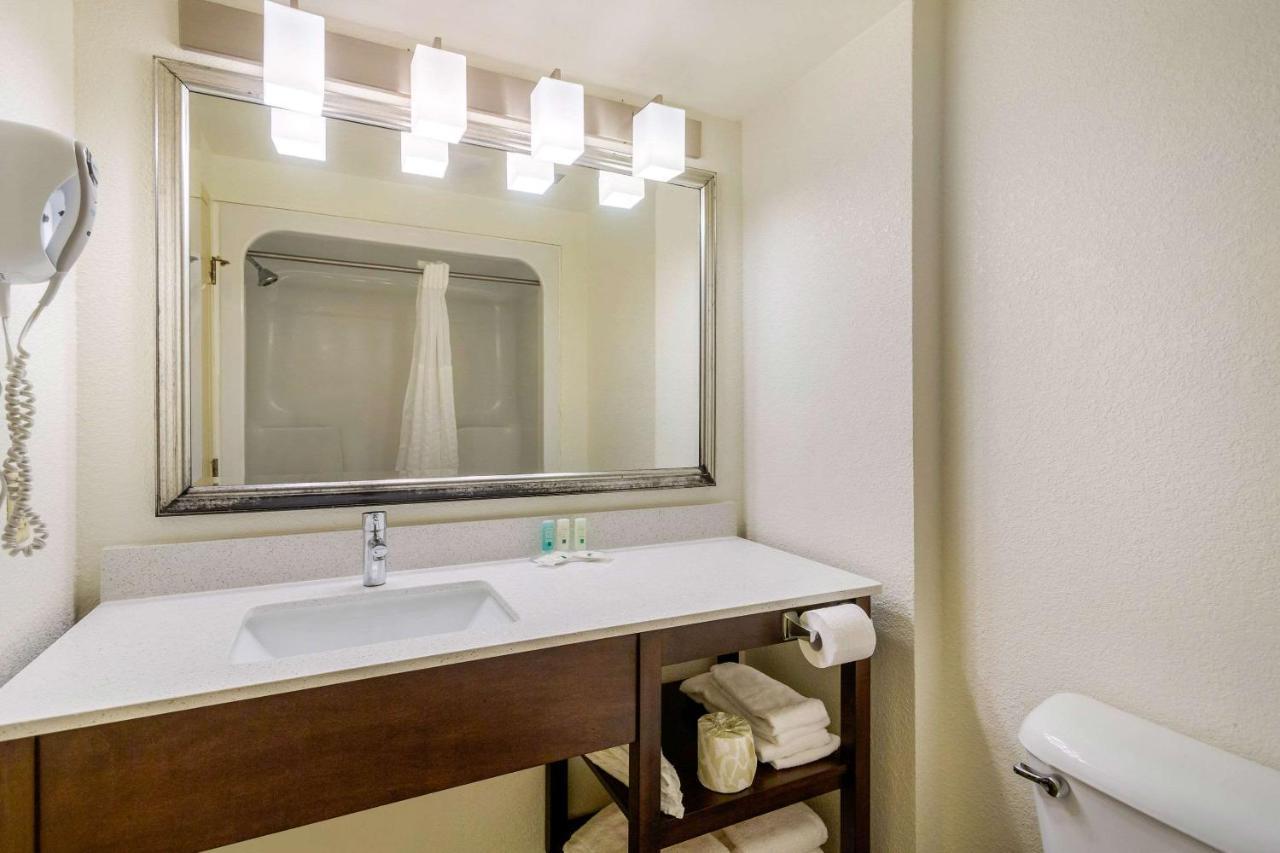 Quality Inn & Suites Olde Town Портсмът Екстериор снимка