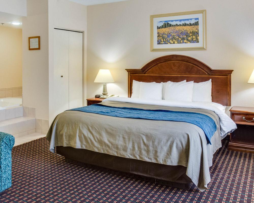 Quality Inn & Suites Olde Town Портсмът Екстериор снимка