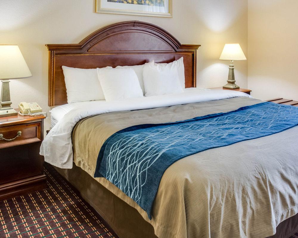 Quality Inn & Suites Olde Town Портсмът Екстериор снимка