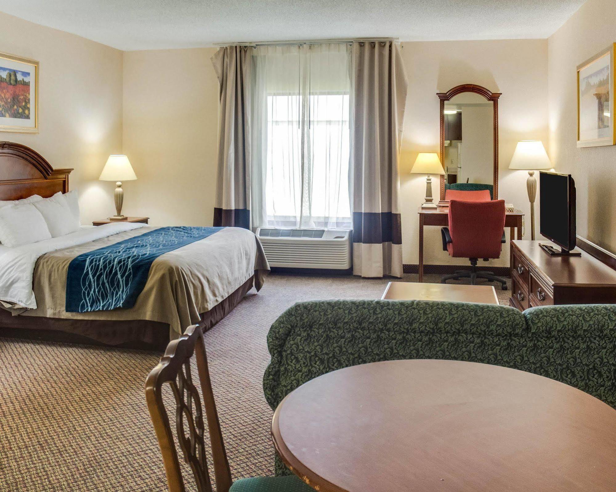 Quality Inn & Suites Olde Town Портсмът Екстериор снимка